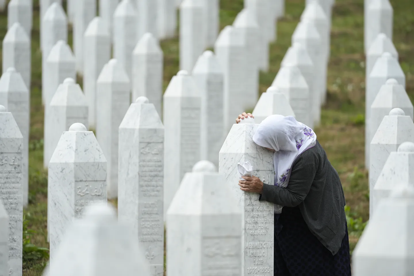 Семејствата ги посетуваат гробовите во Поточари: Солзи на мајките и раце на белиот мермер