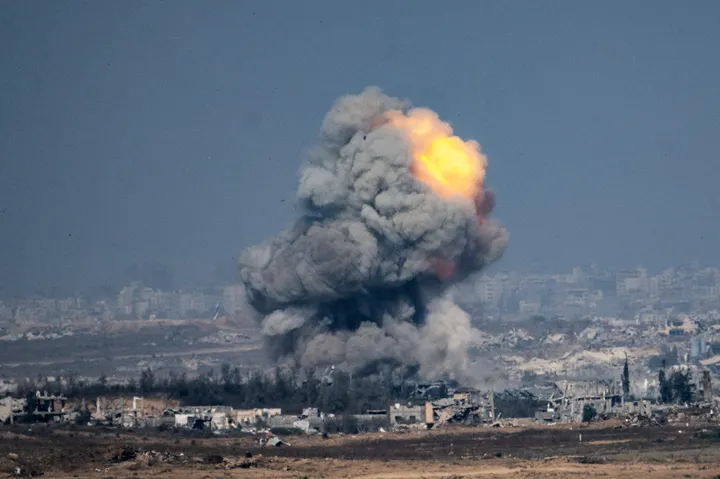استشهاد عشرات الفلسطينيين بمجازر للاحتلال في غزة.. و"الإحصاء": انخفاض عدد سكان القطاع بنسبة 10%
