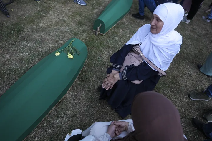 Tabuti sedam žrtava genocida u Srebrenici preneseni na rukama iz Fabrike akumulatora do Musale