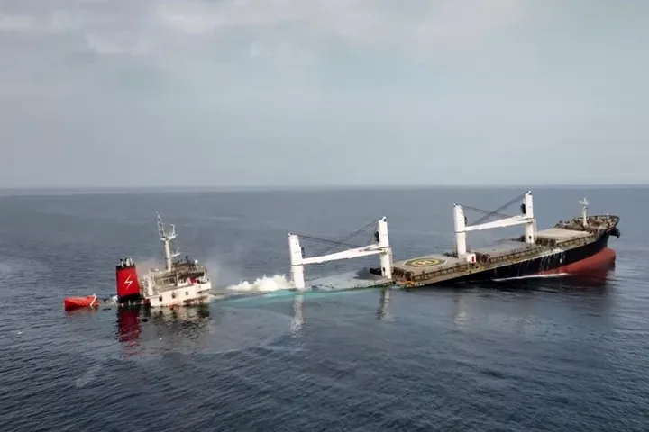 Rescuers rescue four more mariners from Houthi-struck ship, 11 still missing