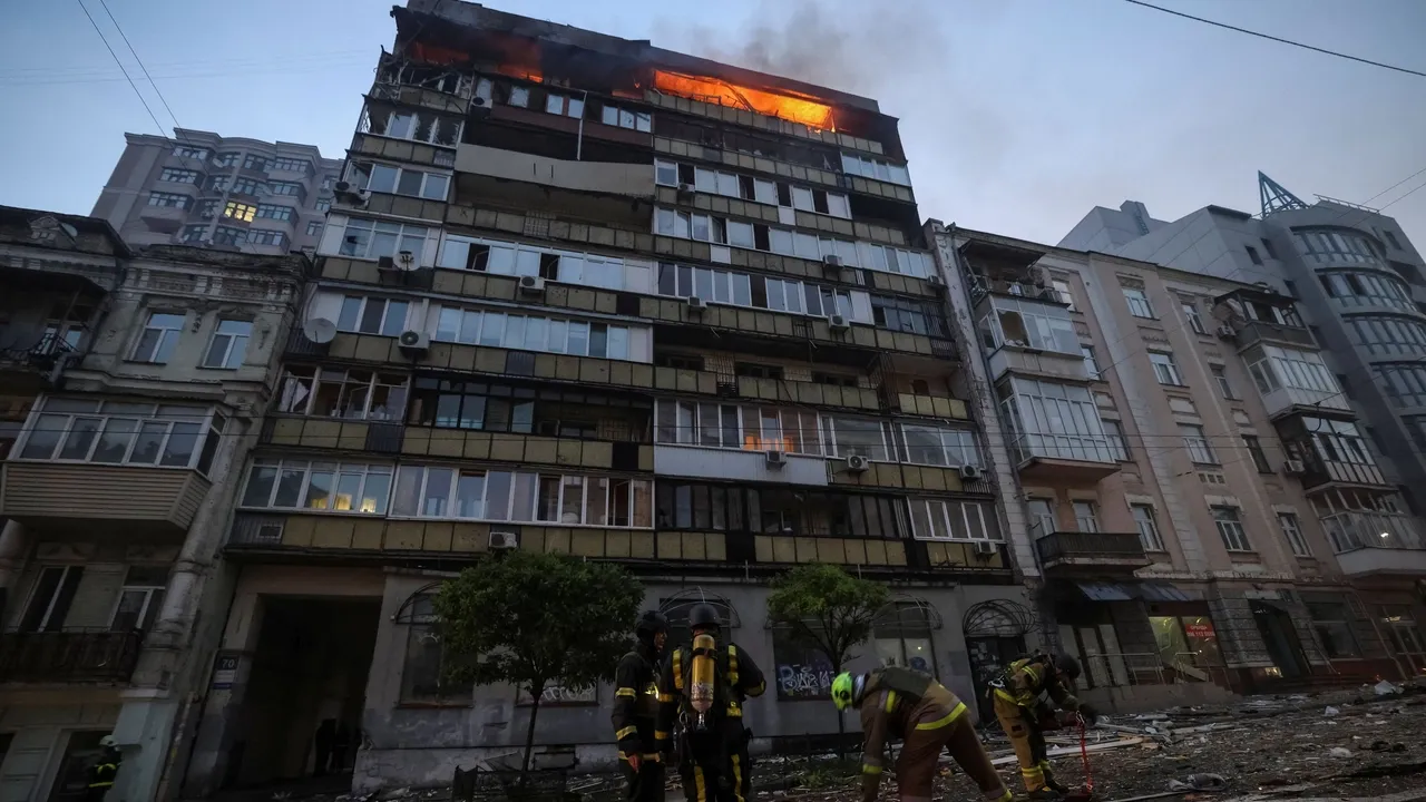 Ataque noturno da Rússia contra Kiev mata duas pessoas e os EUA vão retomar entregas de armas