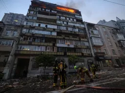 Ataque noturno da Rússia contra Kiev mata duas pessoas e os EUA vão retomar entregas de armas