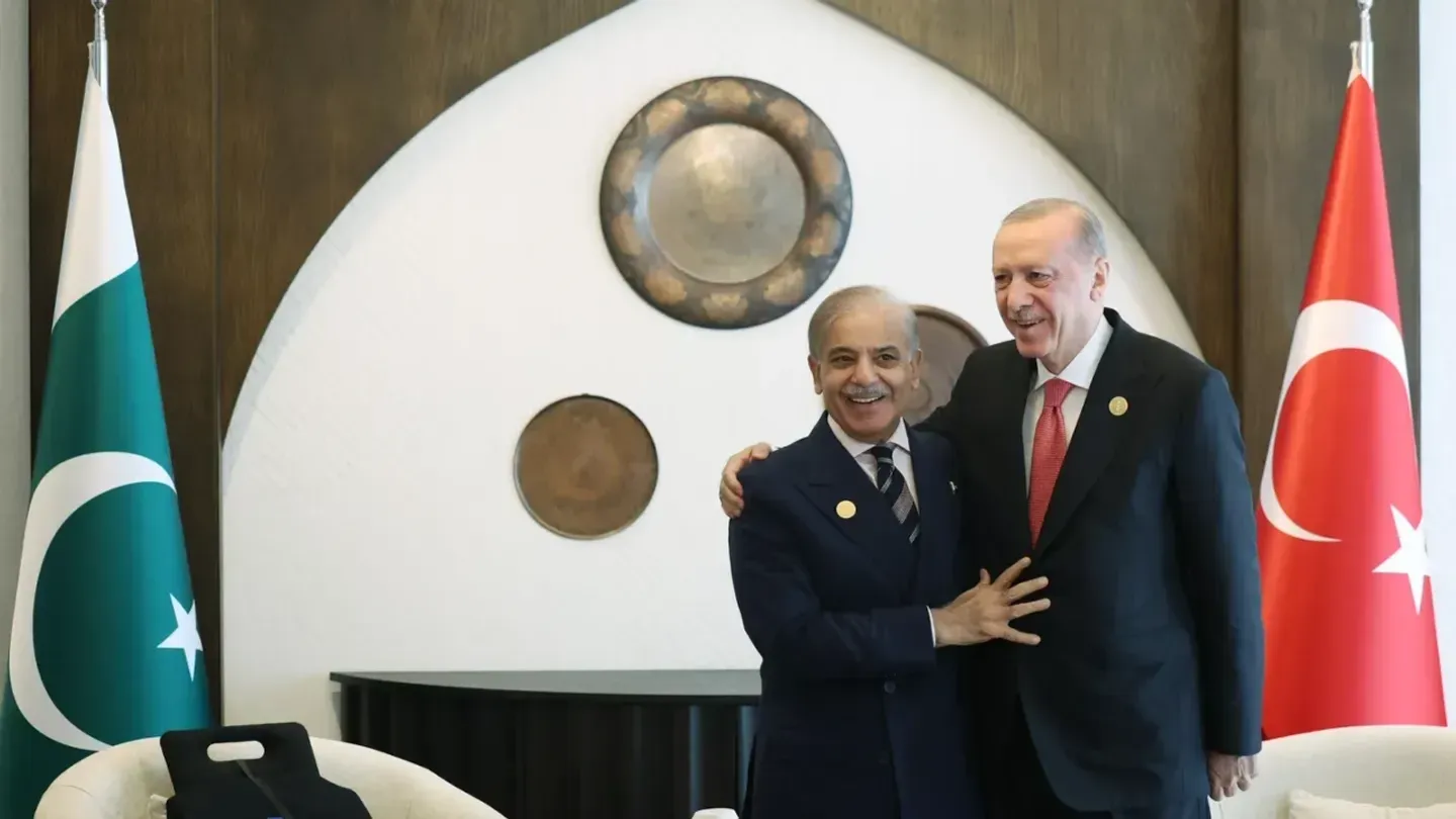 Sharif: Paquistão vai aprofundar laços comerciais, tecnológicos e de defesa com a Türkiye