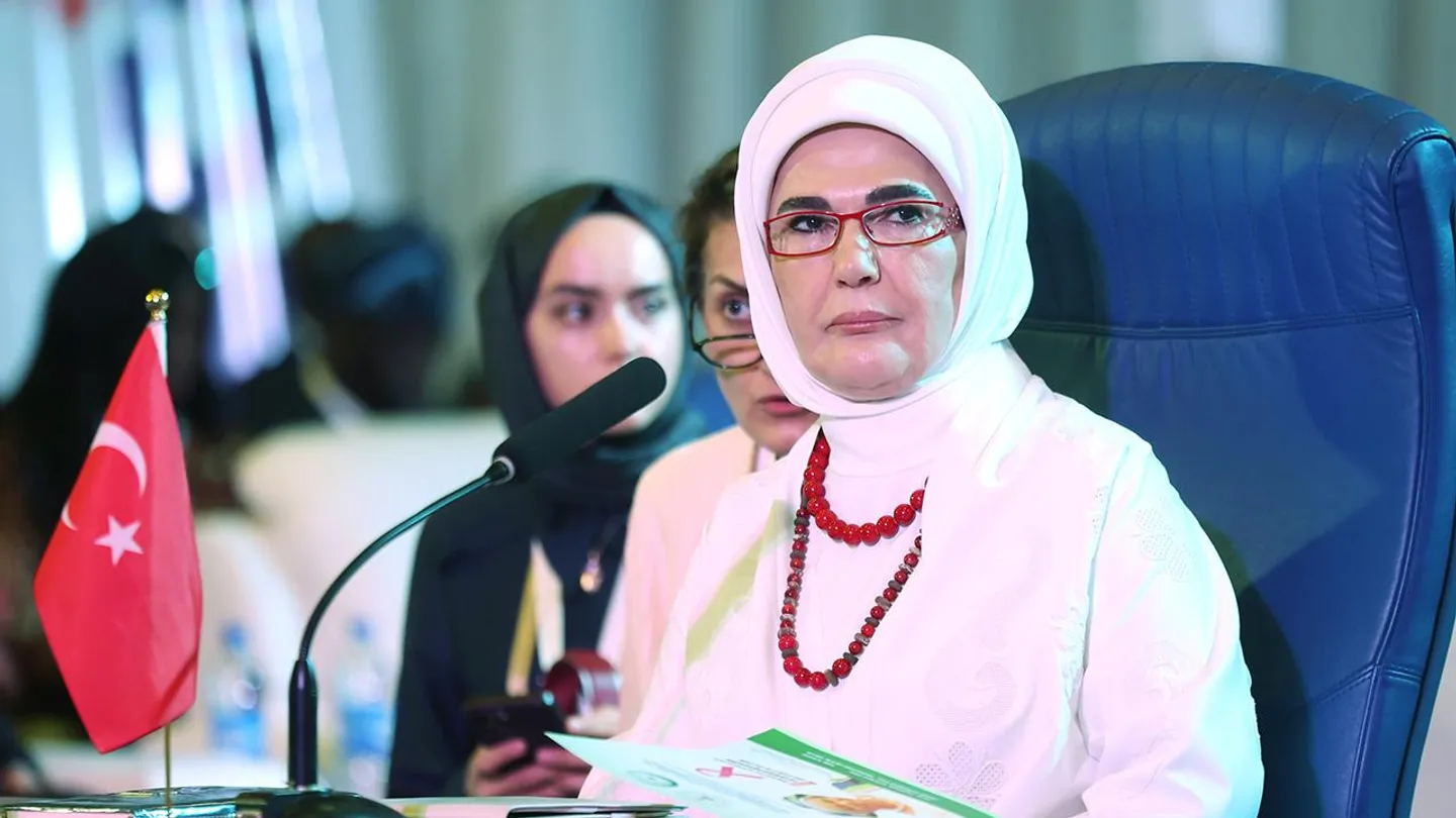 Zonja e parë e Türkiyes kujton viktimat e gjenocidit në Srebrenicë