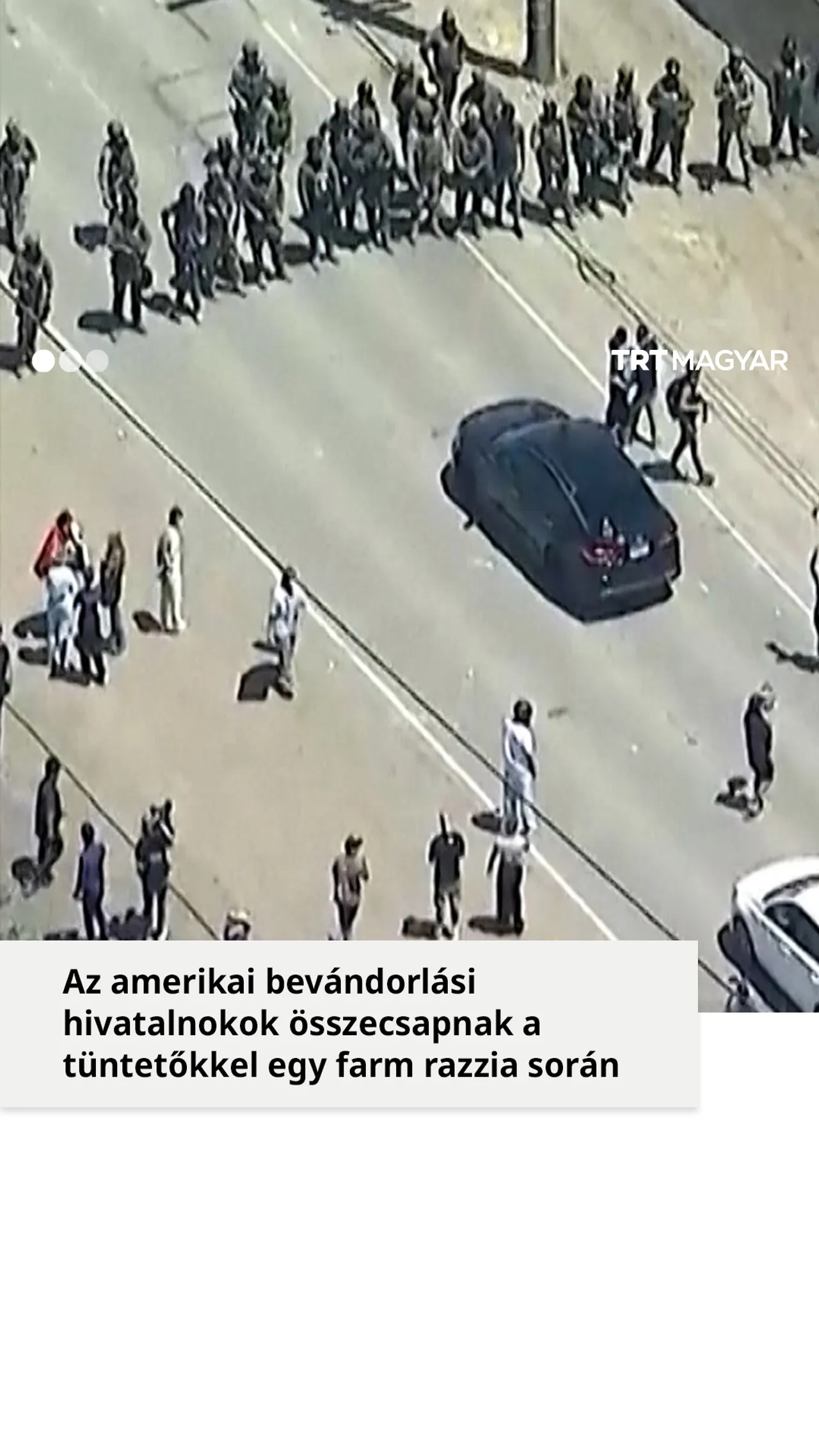 Az amerikai bevándorlási hivatalnokok összecsapnak a tüntetőkkel egy farmi razzia során