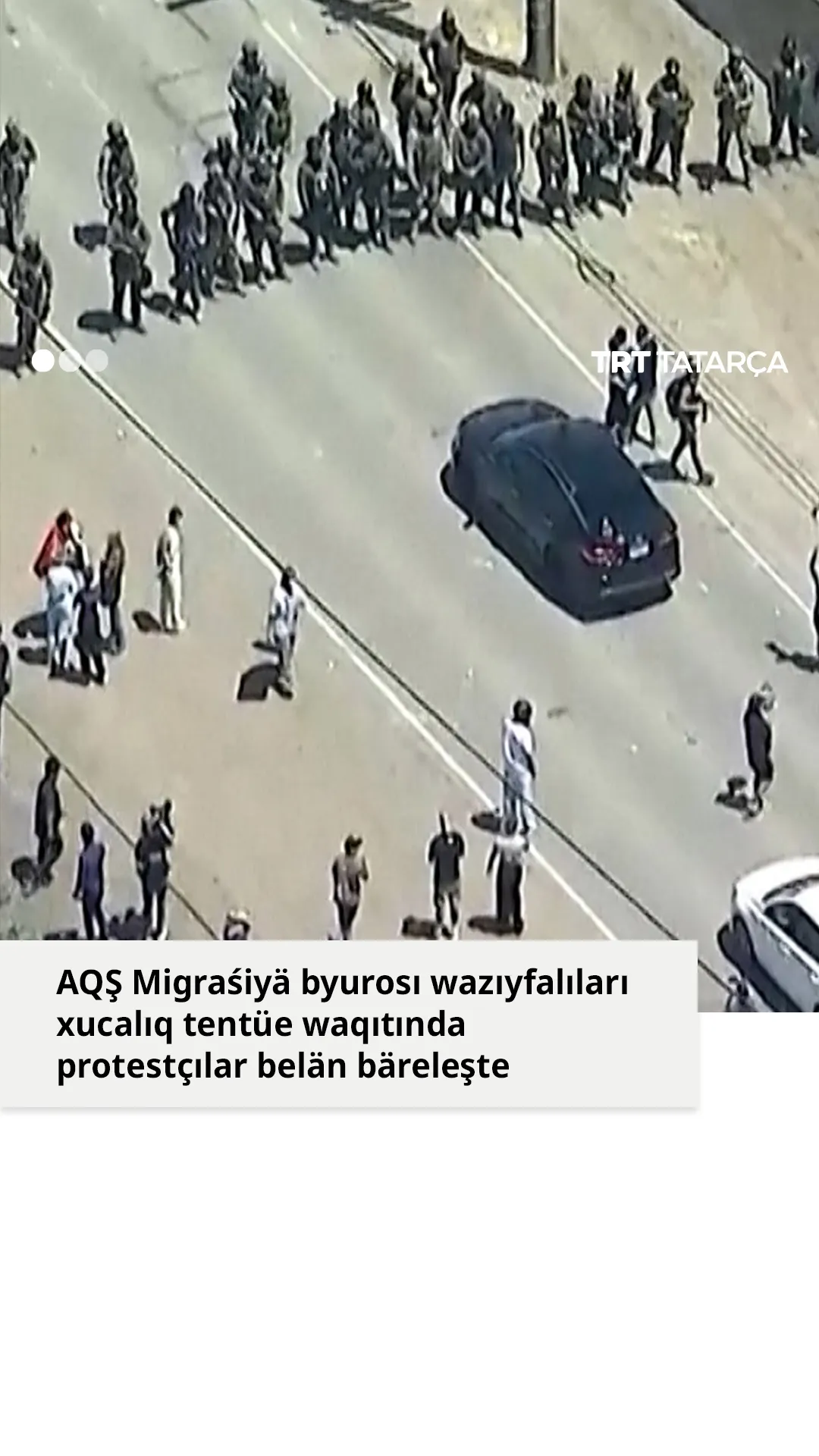 AQŞ Migraśiyä byurosı wazıyfalıları protestçılar belän bäreleşte
