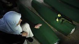 Sot mbahet ceremonia e varrimit të shtatë viktimave të gjenocidit të Srebrenicës