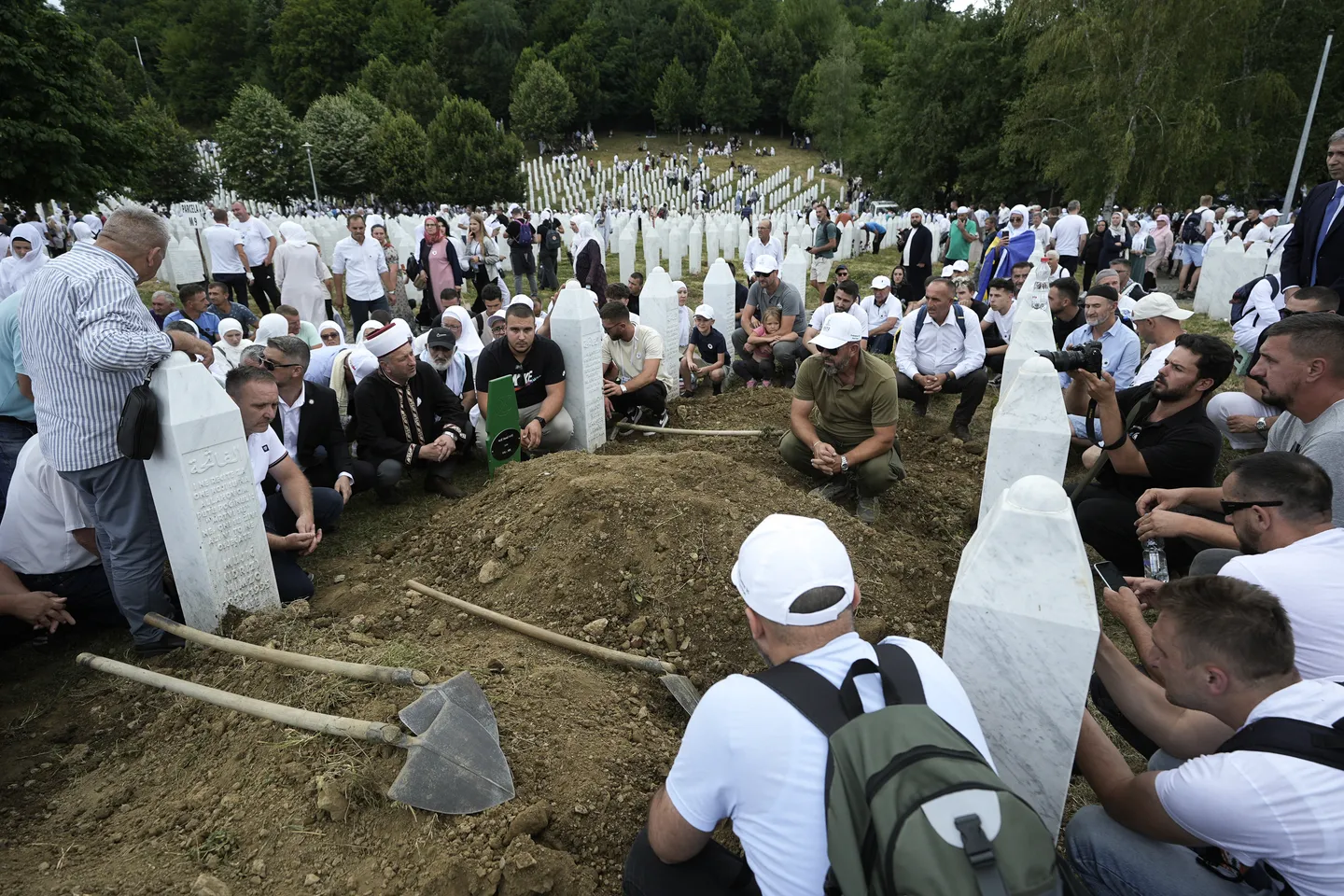 Klanjana dženaza i obavljen ukop sedam žrtava genocida u Srebrenici