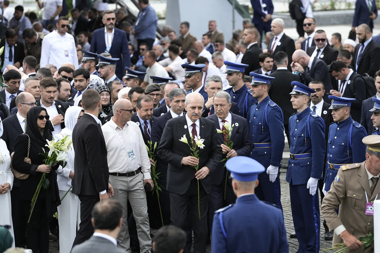 Delegacije iz BiH, Evrope i svijeta položile cvijeće i odale počast žrtvama genocida u Srebrenici