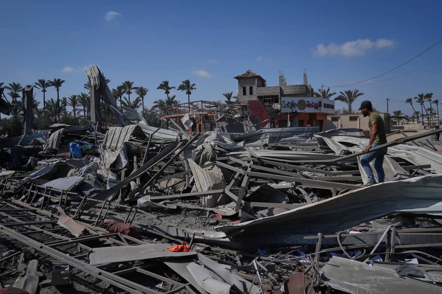 Mbi 60 palestinezë, 27 duke kërkuar ndihma, vriten në sulmet ajrore izraelite në Rripin e Gazës