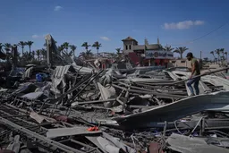 Mbi 60 palestinezë, 27 duke kërkuar ndihma, vriten në sulmet ajrore izraelite në Rripin e Gazës