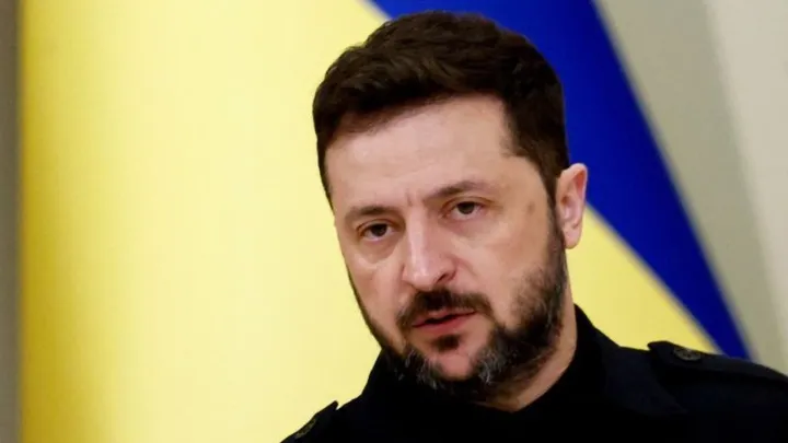 Zelenskyy confirma o reinício do fornecimento de armas norte-americanas à Ucrânia