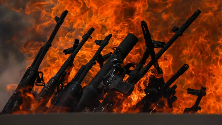 Armas terroristas do PKK destroem-se em chamas