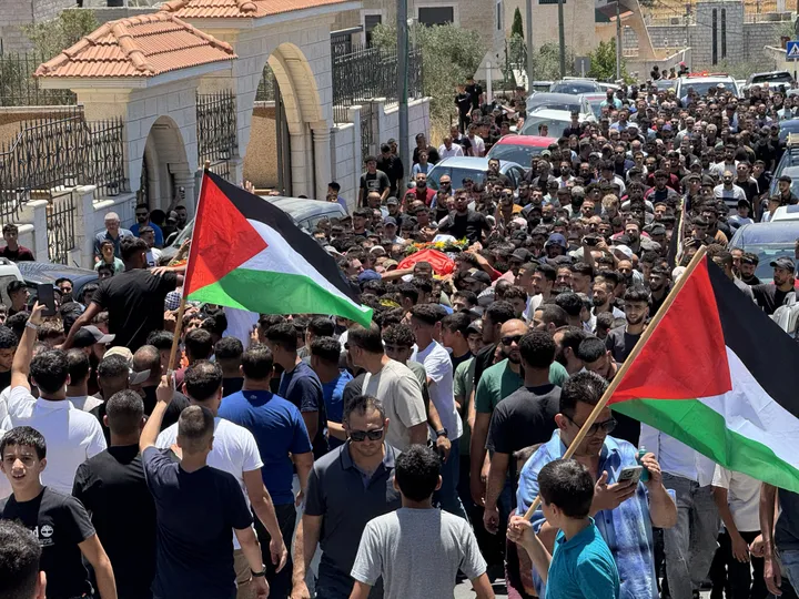 Qindra njerëz marrin pjesë në varrimin e palestinezo-amerikanit të vrarë nga kolonët izraelitë