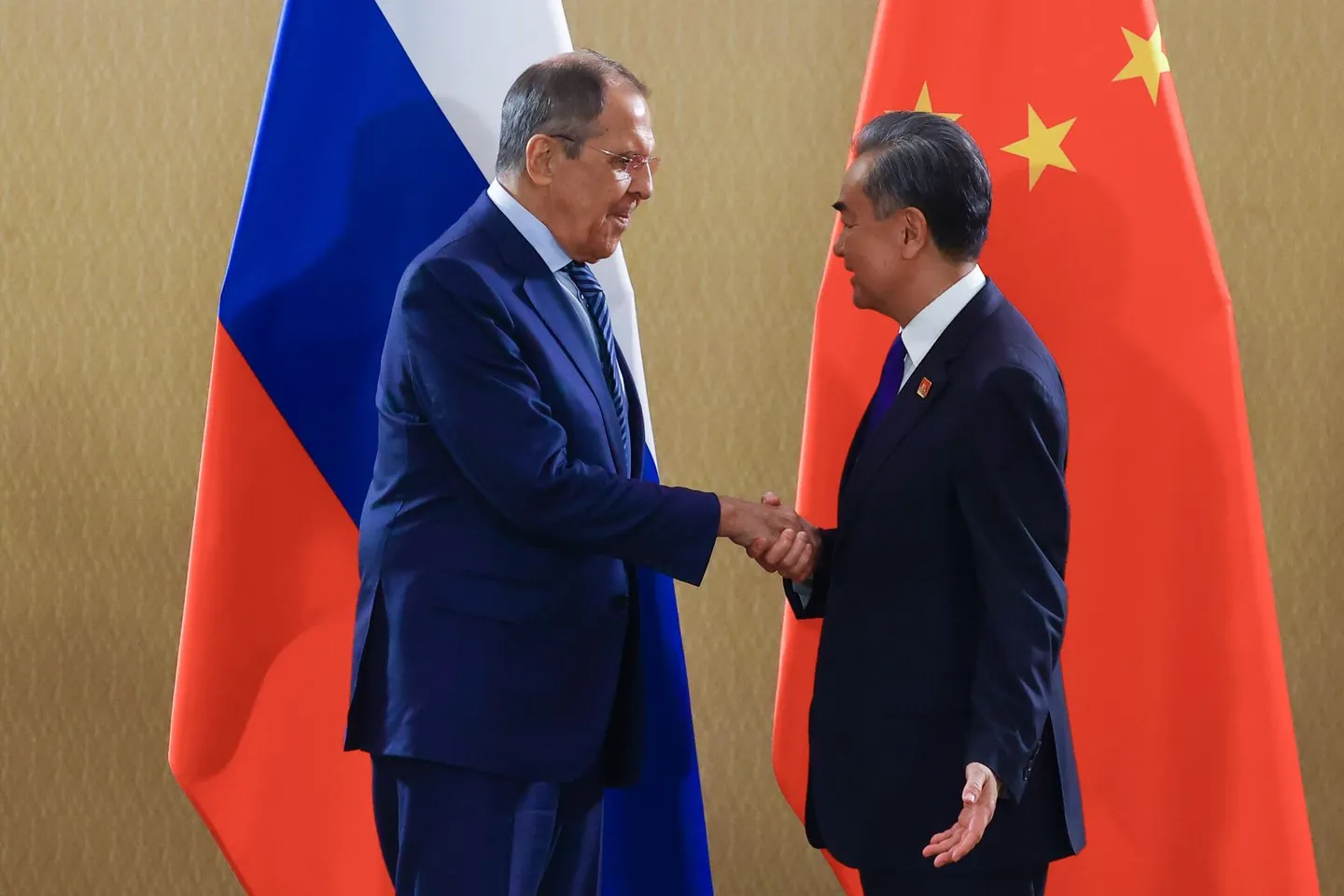 Глава МИД Китая принял Лаврова