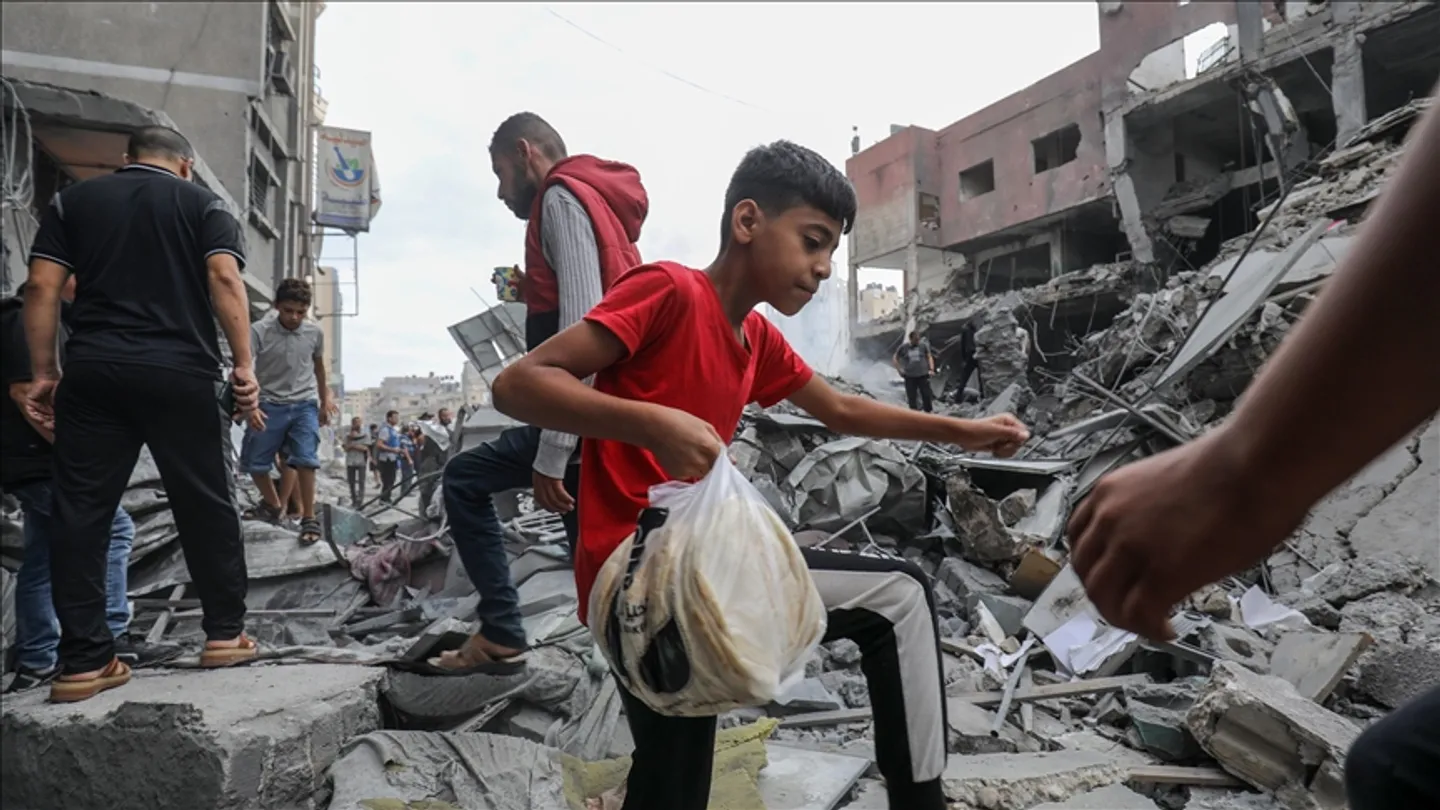 Le nombre de Palestiniens tués dans des centres de distribution d'aide atteint 833