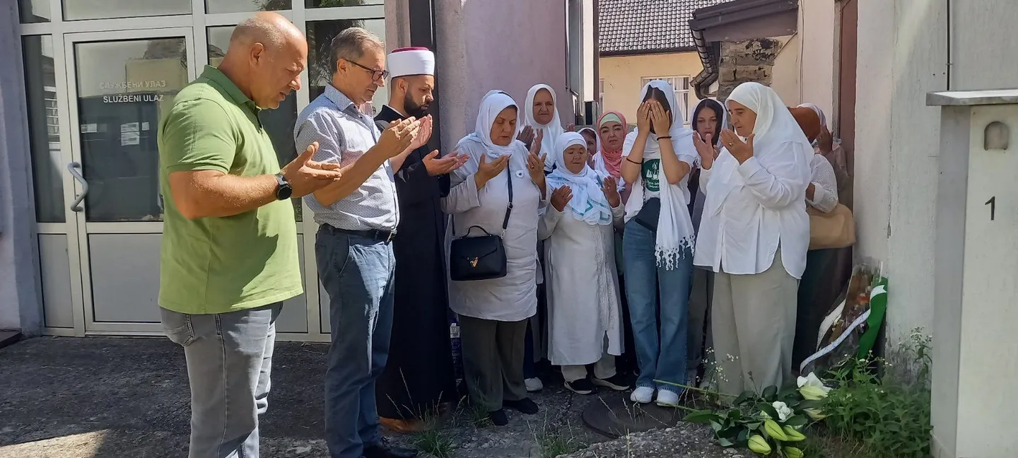Majke Srebrenice i preživjele žrtve genocida obilaze mjesta masovnih stratišta