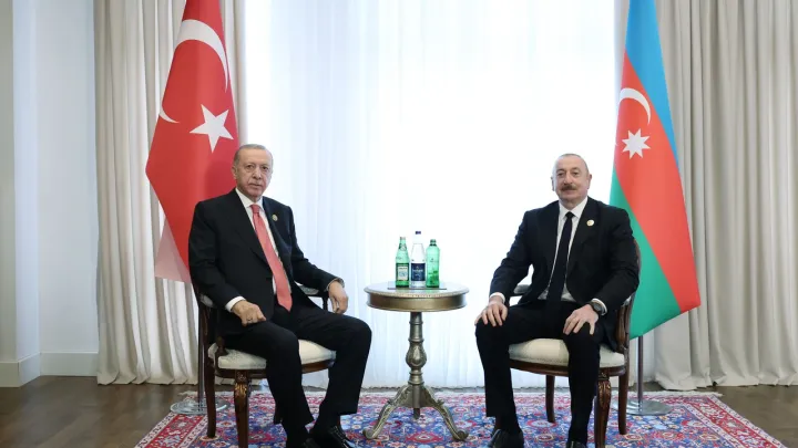 Erdogan e Aliyev discutem laços bilaterais e segurança regional numa conversa telefónica