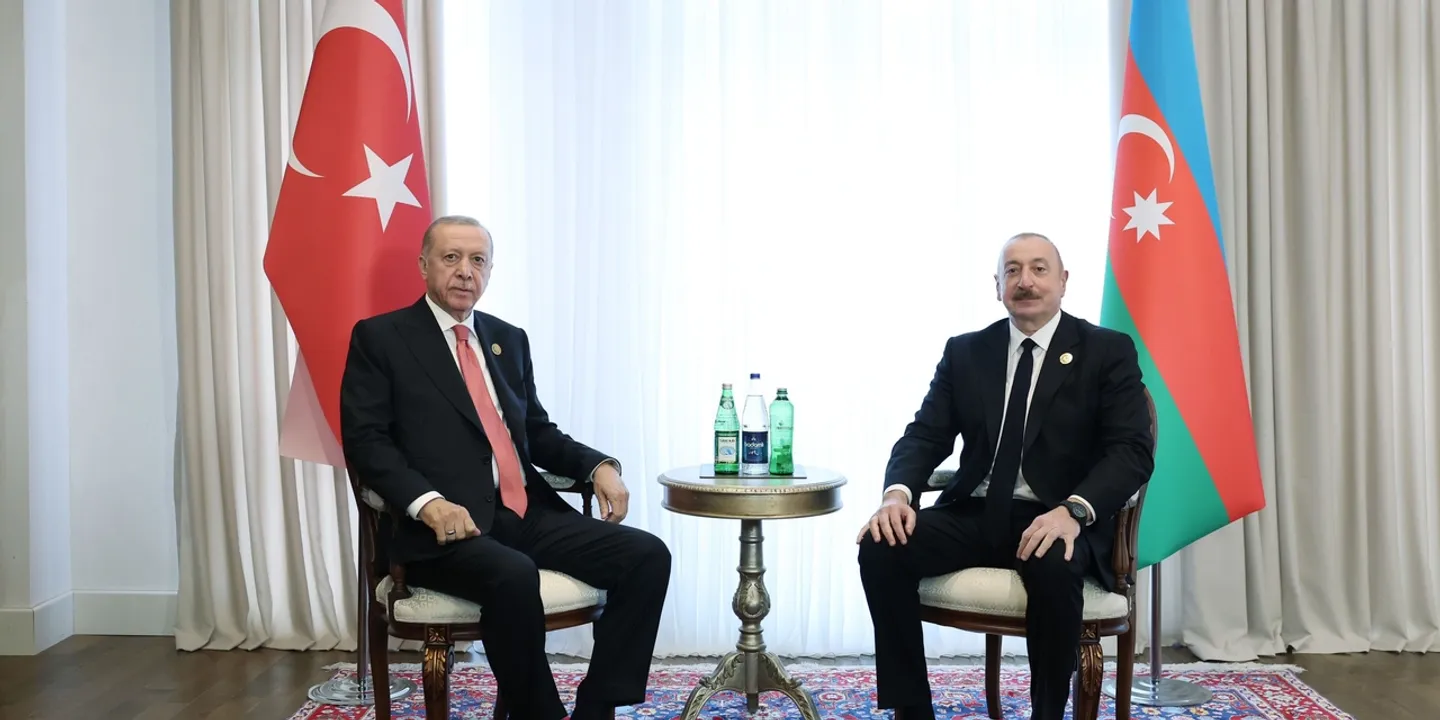 Erdogan e Aliyev discutem laços bilaterais e segurança regional numa conversa telefónica