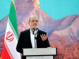 Relatório: Presidente iraniano 'levemente ferido' no ataque israelita do mês passado