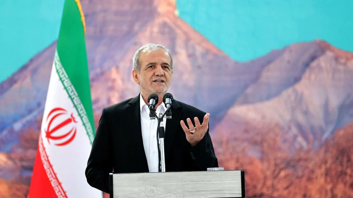 Relatório: Presidente iraniano 'levemente ferido' no ataque israelita do mês passado