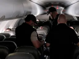 Relatório: EUA podem deportar migrantes para países terceiros com apenas 6 horas de aviso