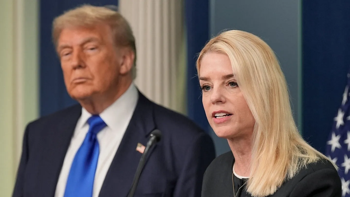 Трамп Эпштейндин документтери боюнча MAGA каршылыктарына каршы Бондини коргойт