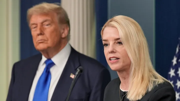 Трамп Эпштейндин документтери боюнча MAGA каршылыктарына каршы Бондини коргойт