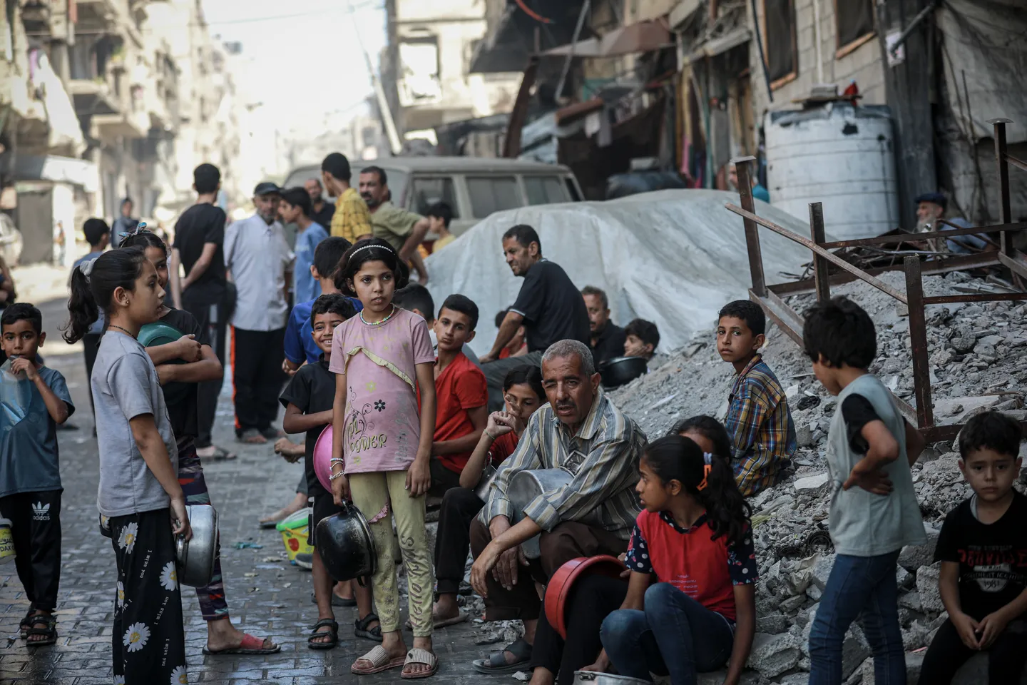 الحلاقة مقابل الطعام.. نظام المقايضة يعود في غزة مع استمرار العدوان والانهيار الاقتصادي