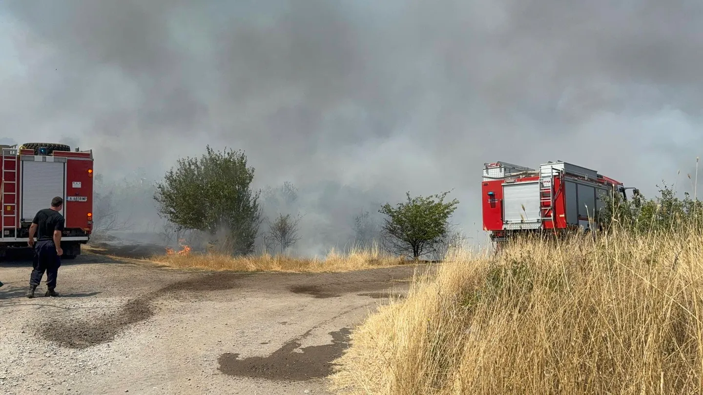 Бугарија: Пожар во Бургас проголта 25 куќи, наредена е масовна евакуација