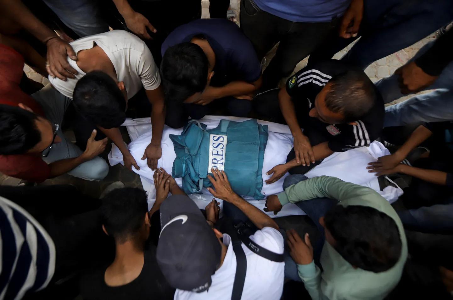 استشهاد الصحفي الفلسطيني فادي خليفة في قصف للاحتلال على غزة