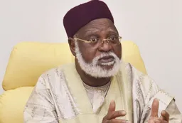 A asibiti ɗaya na yi jinya da Buhari, amma ni an sallame ni – Abdulsalami Abubakar