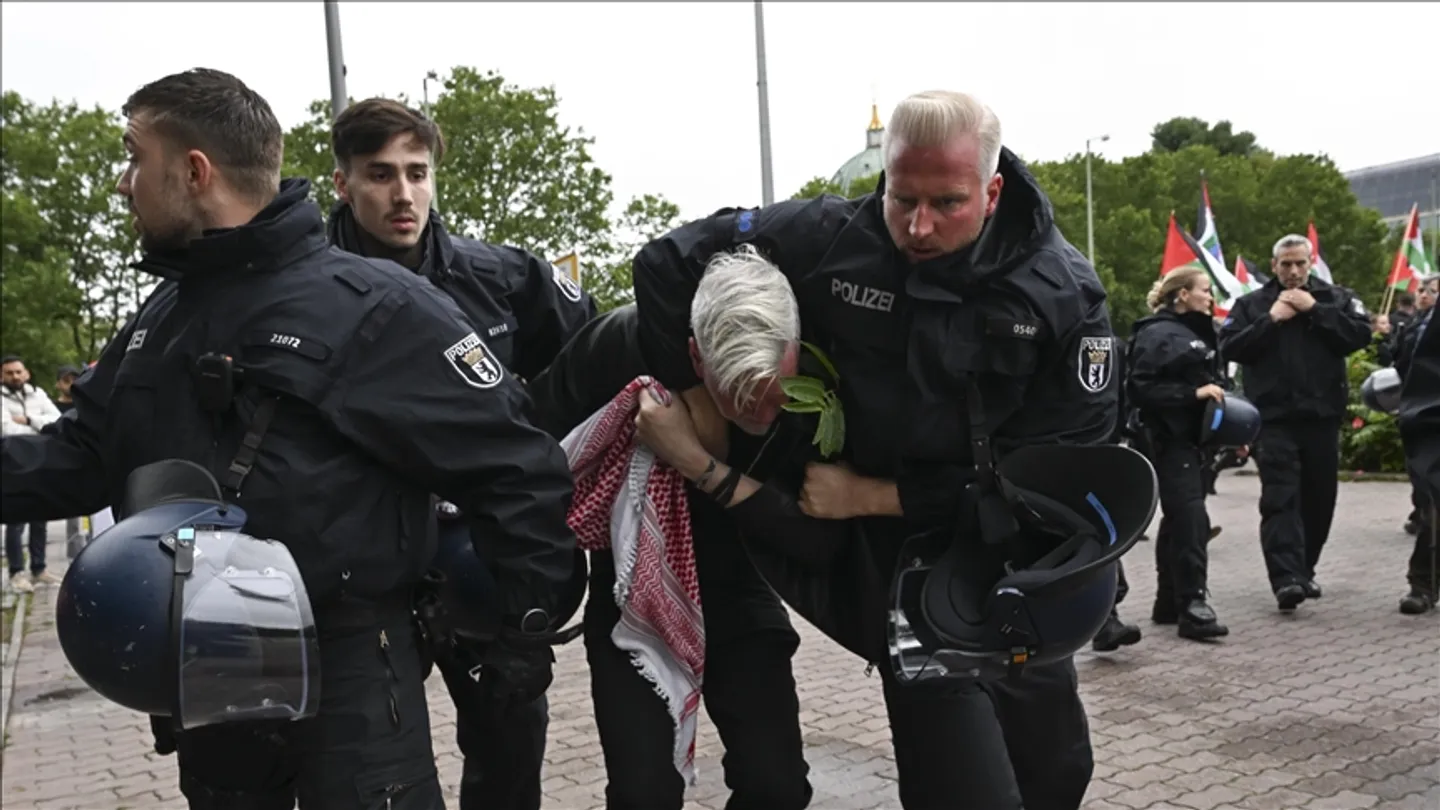 Policia gjermane evakuon kampin propalestinez pranë Kancelarisë në Berlin