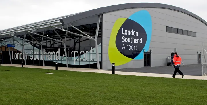 Kleinflugzeug am Southend Airport nahe London abgestürzt