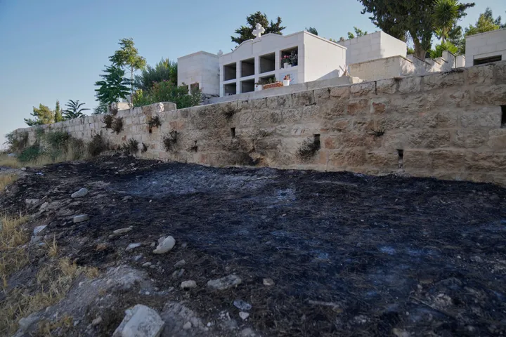 שגריר ארה"ב בישראל ביקר בכפר פלסטיני שבו הוצתה כנסייה: "מדובר בפעולת טרור שצריכה להיות לה השלכות"