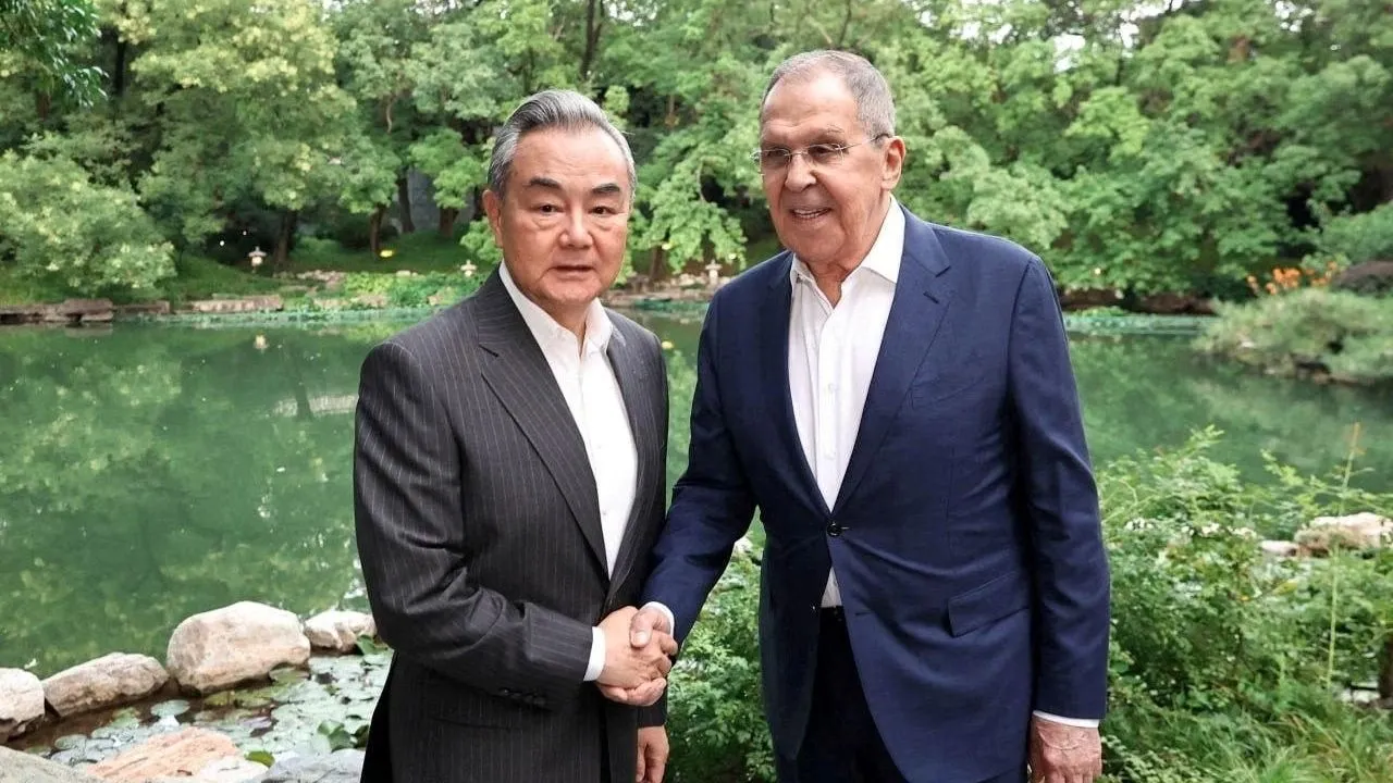 A China saúda os laços "estratégicos" com a Rússia durante a visita de Lavrov