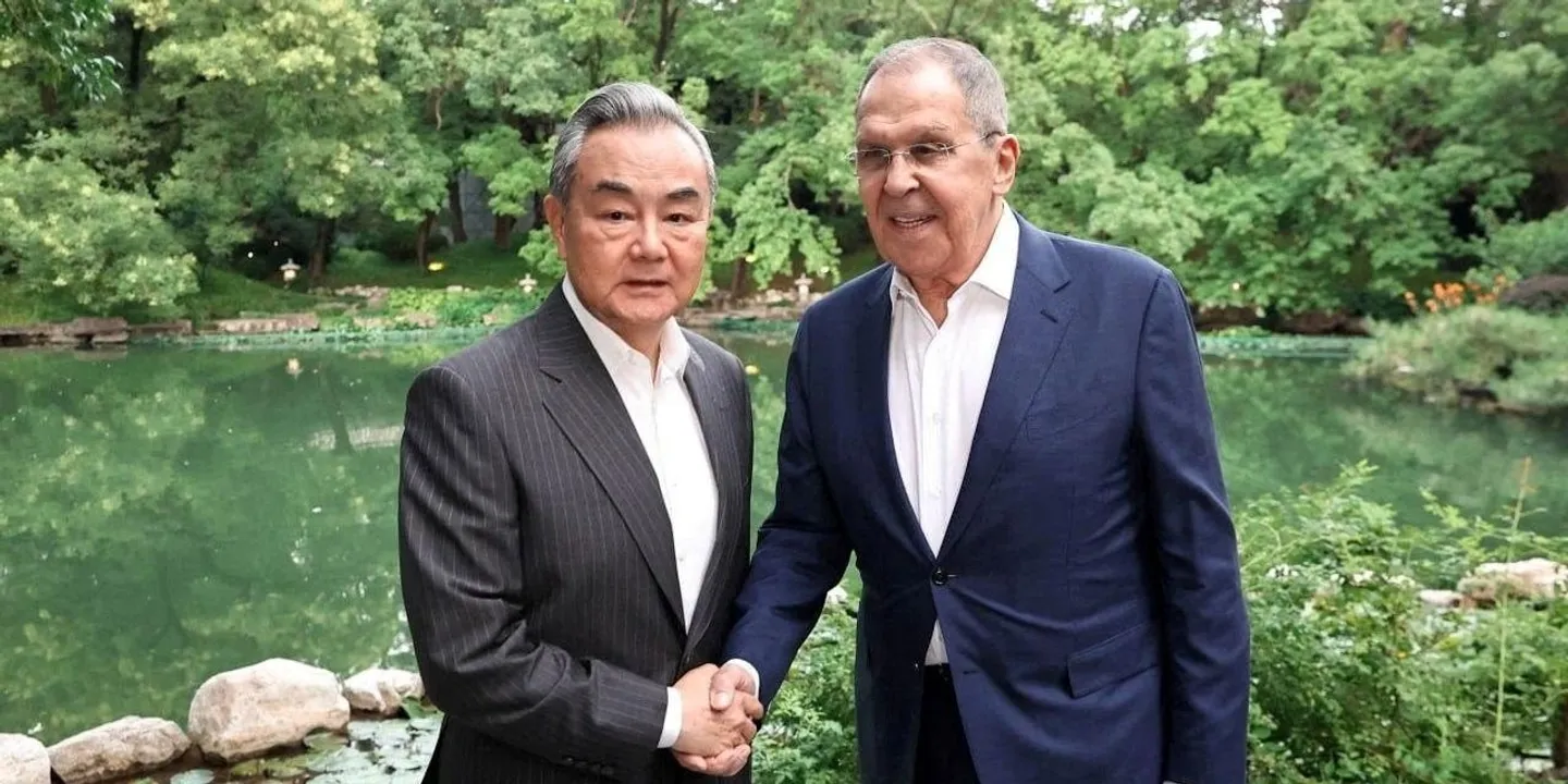 A China saúda os laços "estratégicos" com a Rússia durante a visita de Lavrov