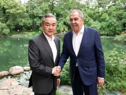 A China saúda os laços "estratégicos" com a Rússia durante a visita de Lavrov