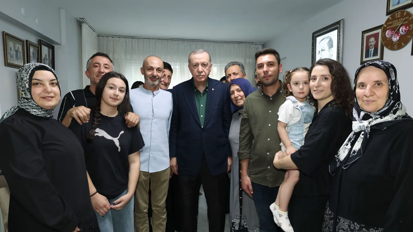 عشية ذكرى "15 تموز".. الرئيس أردوغان يزور والدة شهيدين من ضحايا المحاولة الانقلابية الفاشلة