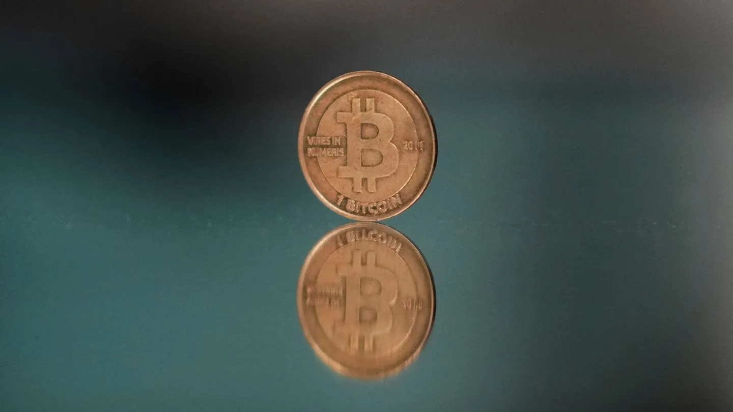 Bitcoin atinge o valor de 120 mil dólares pela primeira vez com expectativa de reforma nos EUA