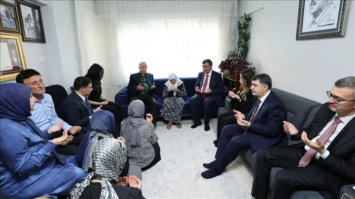 اردوغان با مظفر گلشن که سه تن از نزدیکانش در کودتای نافرجام ۱۵ جولای ۲۰۱۶ شهید شده بودند صحبت کرد