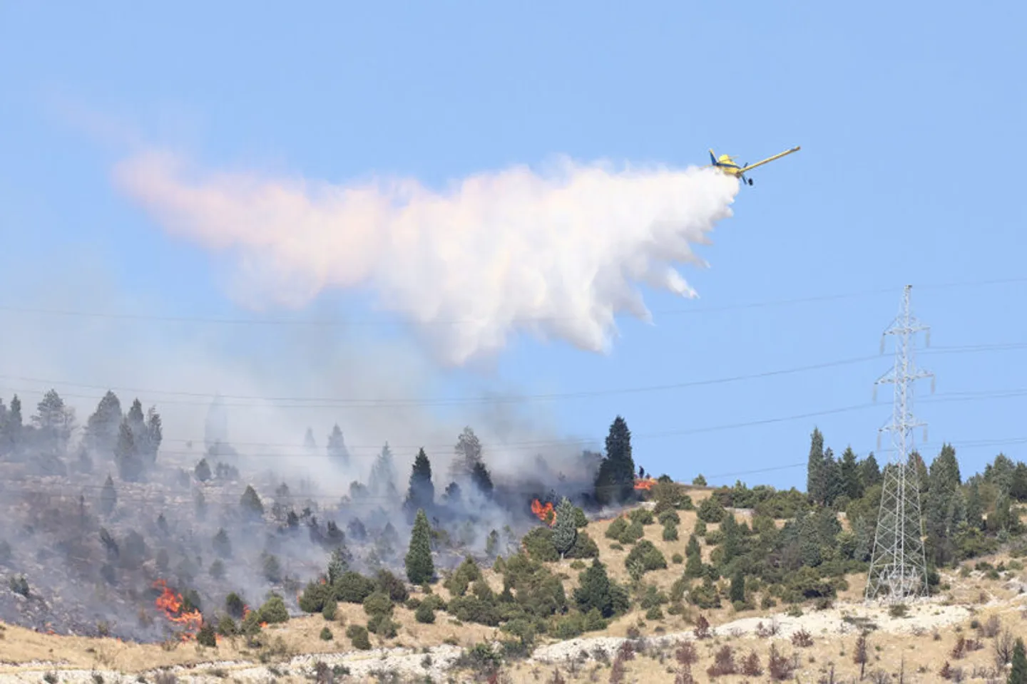 Požar kod Mostara stavljen pod kontrolu, djelovao i helikopter OS BiH