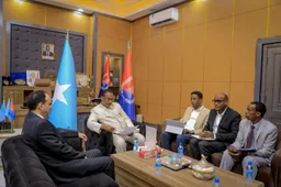 Duqa Magaalada Muqdisho oo qaabilay Danjiraha Jaamacadda Carabta u fadhiya Soomaaliya