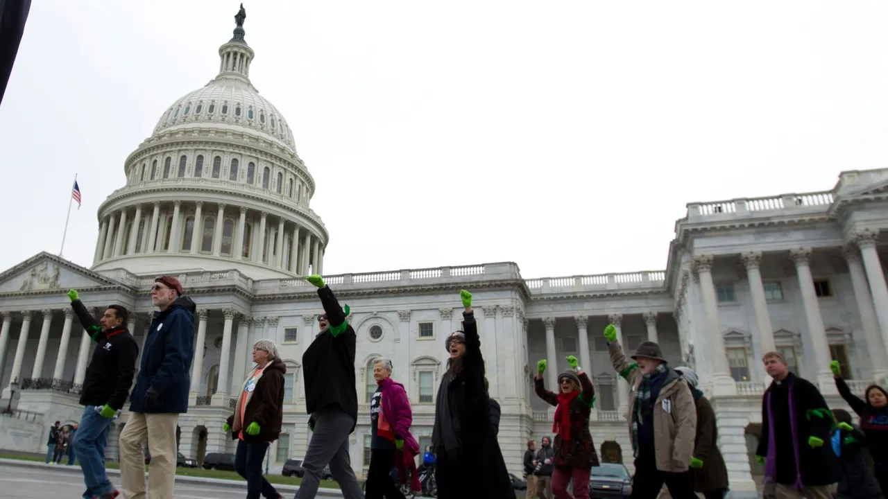 Tribunal dos EUA bloqueia decisão para pôr fim ao estatuto de proteção dos afegãos