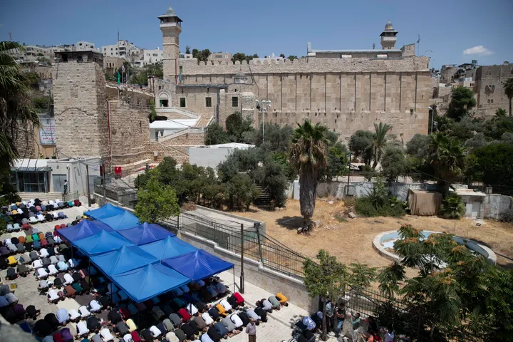 Illegal Israeli settlers seize control of historic Ibrahimi Mosque in Hebron