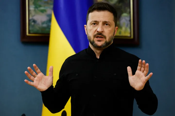 Zelenski Ukrayna silahlarının yarısının yerli istehsal olmasını hədəfləyir