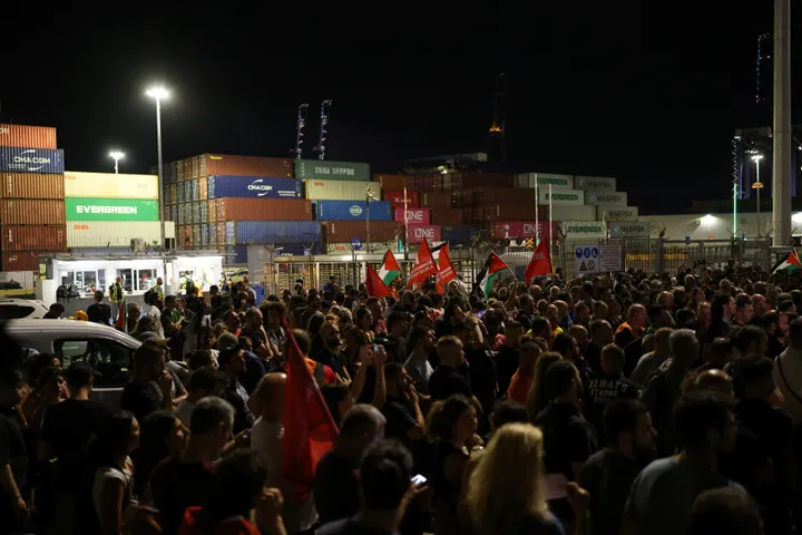 Grekët protestojnë kundër dërgesës ushtarake drejt Izraelit nga Porti i Pireut