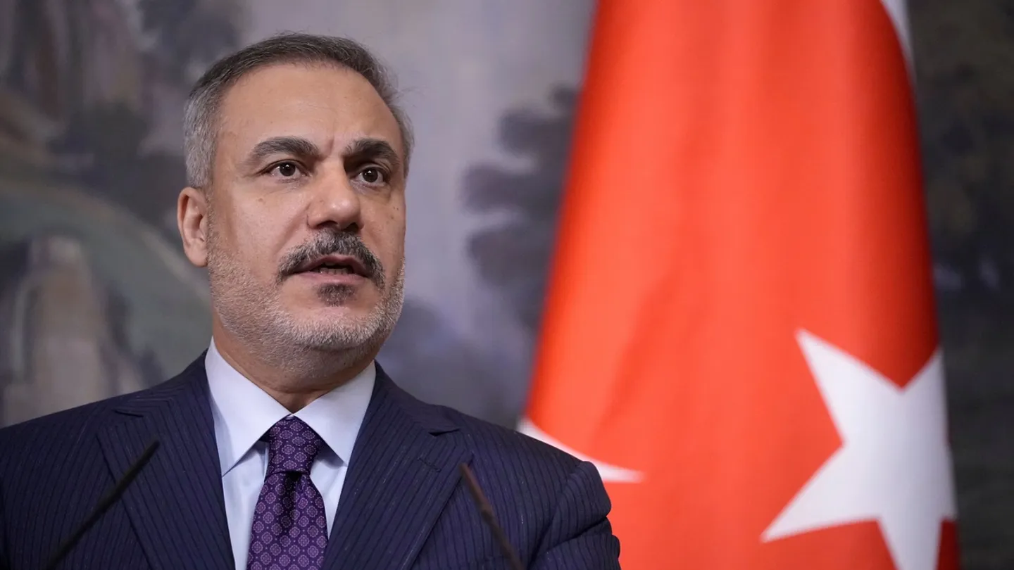 فيدان يجري اتصالات إقليمية ودولية عقب العدوان الإسرائيلي على سوريا ويحذر من تبعات التصعيد
