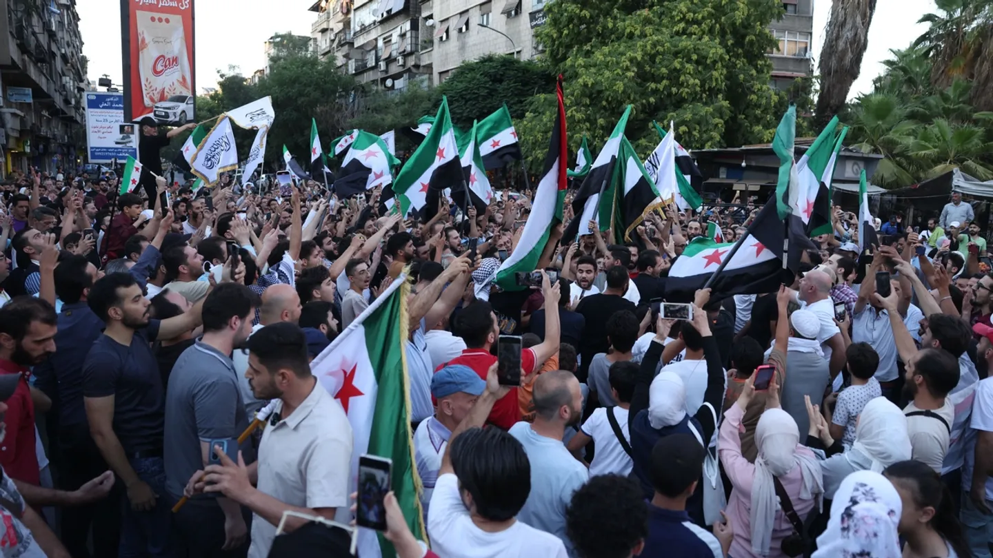 مظاهرات في مدن سورية تنديداً بالغارات الإسرائيلية ورفضاً للتدخلات الخارجية