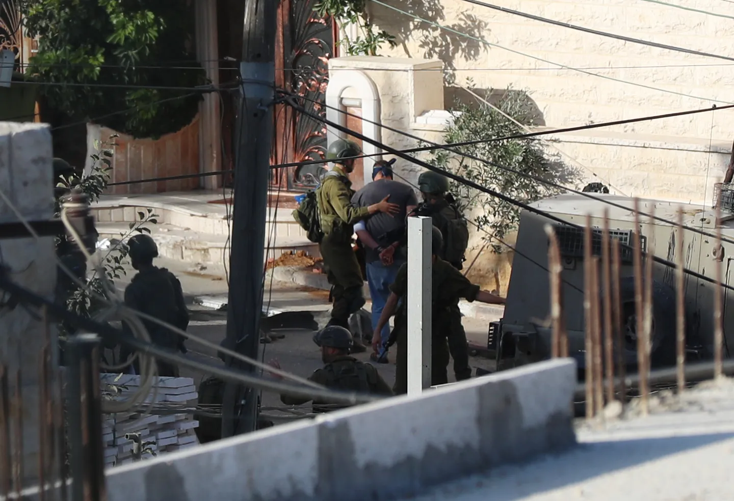 جيش الاحتلال ينسف منازل ويدهم بلدات ويعتقل فلسطينيين في الضفة الغربية